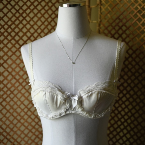 Vintage Victoria’s Secret Bra - Picture 5 of 5